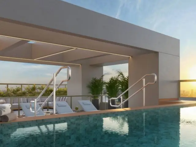 Piscina no terraço da cobertura do Eternity Residence ao pôr do sol