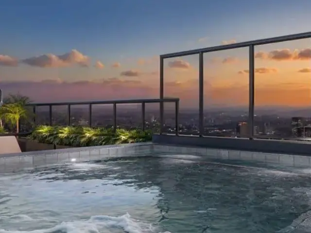 Piscina no terraço da cobertura do LIV Alphaville ao pôr do sol