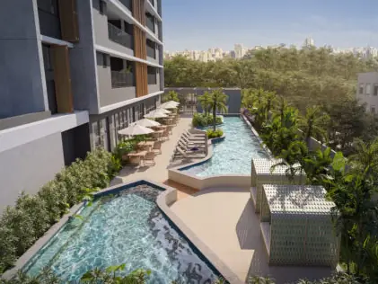 Área de piscinas do Open View 47 cercada de jardins